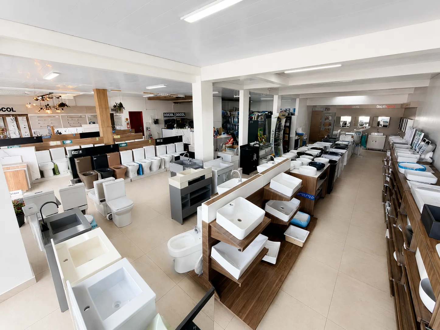 Interior da loja Matic Acabamentos em Fraiburgo com exposição de louças e produtos para construção e reforma